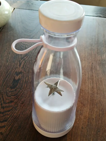 Portable Blender – USB Rechargeable Mini Juicer (350ML)