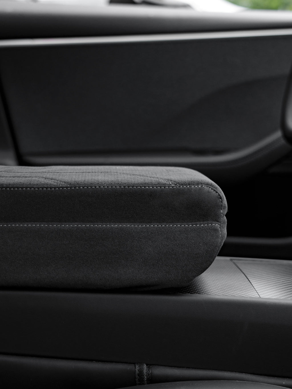 Suede Armrest Cover with Raised Pad & Tissue Holder – Tesla Model 3 Highland / Model Y Juniper