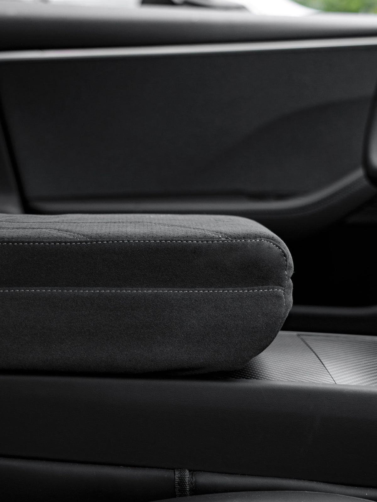 Suede Armrest Cover with Raised Pad & Tissue Holder – Tesla Model 3 Highland / Model Y Juniper